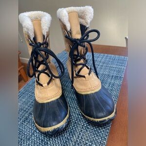 Sorel classic black and tan lace up waterproof boots